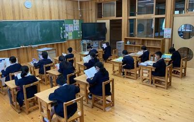 ⑤教室と木製の机椅子